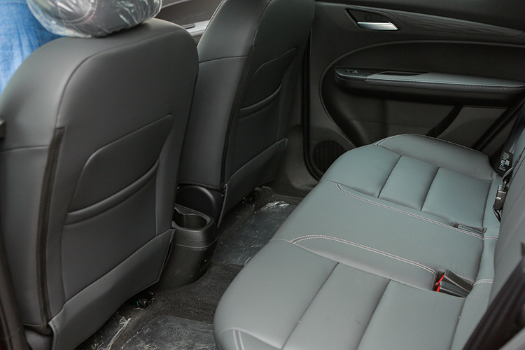 So với các đối thủ chạy xăng, VinFast VF 5 Plus có điểm cộng là các công nghệ hỗ trợ lái nâng cao như: kiểm soát hành trình, cảnh báo phương tiện cắt ngang phía sau, cảnh báo điểm mù, cảnh báo luồng giao thông đến khi mở cửa, hỗ trợ đỗ phía sau và camera lùi.