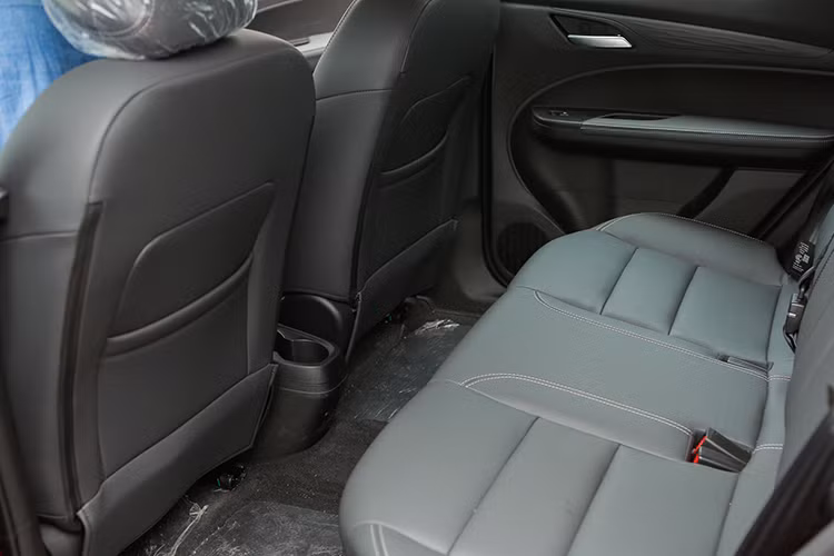 So với các đối thủ chạy xăng, VinFast VF 5 Plus có điểm cộng là các công nghệ hỗ trợ lái nâng cao như: kiểm soát hành trình, cảnh báo phương tiện cắt ngang phía sau, cảnh báo điểm mù, cảnh báo luồng giao thông đến khi mở cửa, hỗ trợ đỗ phía sau và camera lùi.