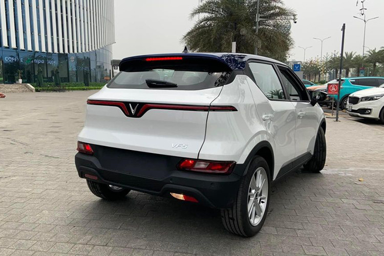 Những khách hàng mua xe không kèm pin thì cần trả thêm tiền thuê pin hàng tháng. Theo công bố của VinFast, chi phí thuê pin của VinFast VF5 Plus là 1,6 triệu đồng/tháng với quãng đường dưới 3.000 km và 2,7 triệu đồng/tháng với quãng đường trên 3.000 km.