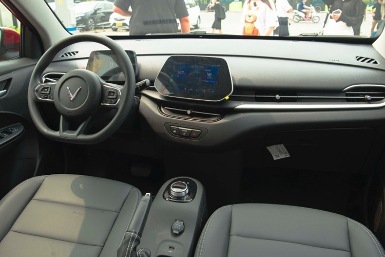 Mặc dù VinFast VF5 Plus tăng giá nhưng vẫn có mức bán tương đối hấp dẫn khi so với các đối thủ cùng cỡ chạy xăng. Điển hình như Toyota Raize có giá bán niêm yết ở mức 552 triệu đồng, Kia Sonet có giá 519-574 triệu đồng hay như Hyundai Venue khởi điểm 539 triệu đồng và cao nhất lên đến 579 triệu đồng.