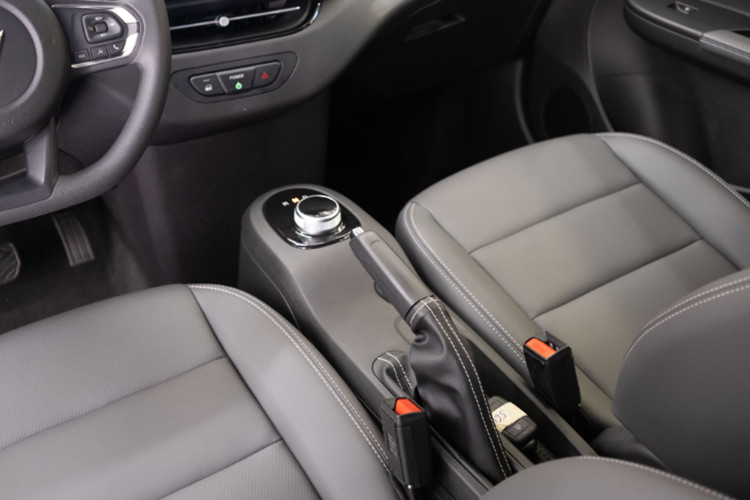 VinFast VF 5 Plus sở hữu nội thất với 5 chỗ ngồi kèm những trang bị tiện nghi như bảng đồng hồ kỹ thuật số 7 inch, màn hình cảm ứng trung tâm 8 inch, ghế lái chỉnh cơ 6 hướng. Đáng tiếc, xe chỉ được trang bị phanh tay cơ và không có bệ tì tay.