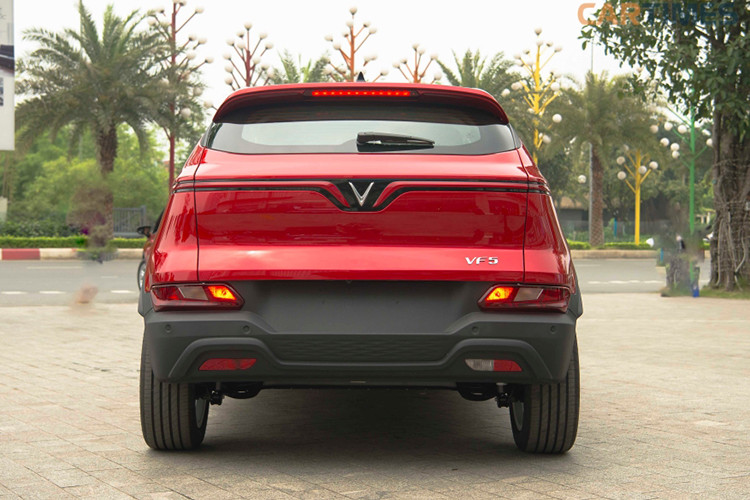 Cung cấp sức mạnh cho VinFast VF 5 Plus là khối động cơ điện có công suất tối đa 100kW (quy đổi khoảng 134 mã lực) và mô-men xoắn cực đại đạt 135Nm. Bộ pin theo xe có dung lượng 37,23kWh, đem lại phạm vi hoạt động tối đa khoảng 300km.