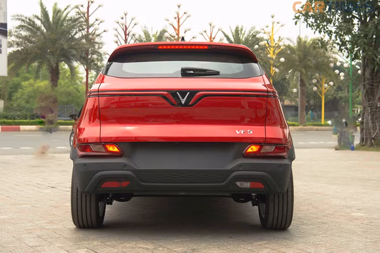 Cung cấp sức mạnh cho VinFast VF 5 Plus là khối động cơ điện có công suất tối đa 100kW (quy đổi khoảng 134 mã lực) và mô-men xoắn cực đại đạt 135Nm. Bộ pin theo xe có dung lượng 37,23kWh, đem lại phạm vi hoạt động tối đa khoảng 300km.