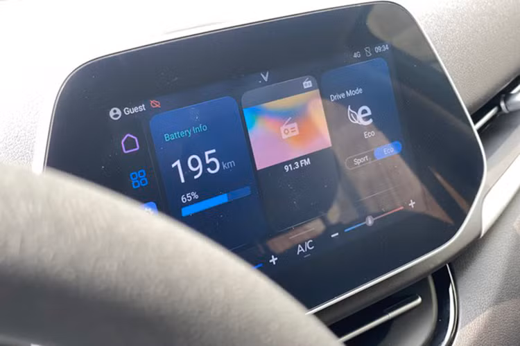 Ngoài ra, VinFast VF5 Plus còn được hưởng ưu đãi miễn lệ phí trước bạ của Chính phủ vì là xe điện. Như vậy, giá lăn bánh của VF5 Plus ngay cả khi mua đứt pin cũng chỉ ngang các đối thủ trong phân khúc. Xe thuộc phân khúc xe CUV hạng A, nhỏ nhất trong các dòng ôtô điện của hãng với kích thước dài, rộng, cao lần lượt 3.965 x 1.720 x 1.580 (mm).