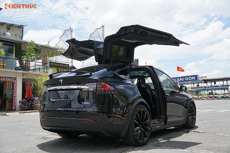 Tesla Model X P100D sở hữu nhiều tính năng ấn tượng như cửa và xe tự khởi động khi tài xế cầm chìa khóa bước đến gần. Ra mắt lần đầu vào 9/2015, đây là chiếc xe gầm cao chạy điện đầu tiên trên thế giới được sản xuất hàng loạt. Nó đồng thời là mẫu xe thứ 3 của hãng xe điện Tesla của Mỹ sau chiếc xe thể thao Roadster và sedan Model S.