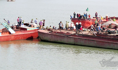 Một tàu hút cát trộm gần 100 tấn bị chìm trong đêm đầu tháng 4 đang được người dân trục vớt. Ảnh: Quốc Huy