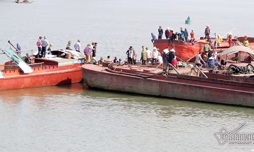 Một tàu hút cát trộm gần 100 tấn bị chìm trong đêm đầu tháng 4 đang được người dân trục vớt. Ảnh: Quốc Huy