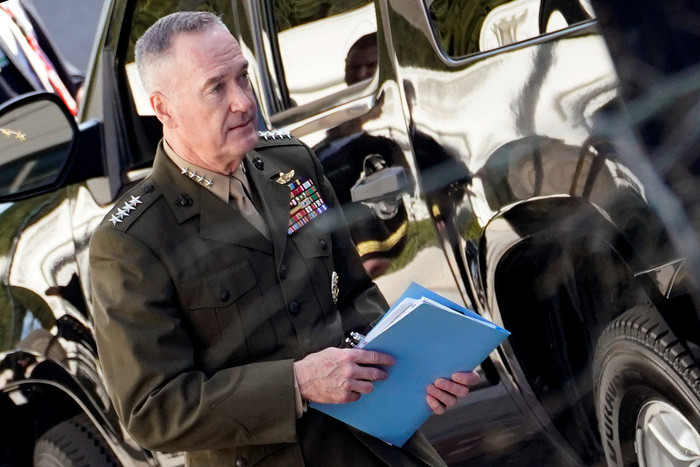 Chủ tịch Hội đồng tham mưu trưởng liên quân Mỹ Joseph Dunford rời Nhà Trắng sau cuộc họp với tổng thống Trump về tình hình và đối sách với Syria ngày 12-4 - Ảnh: REUTERS