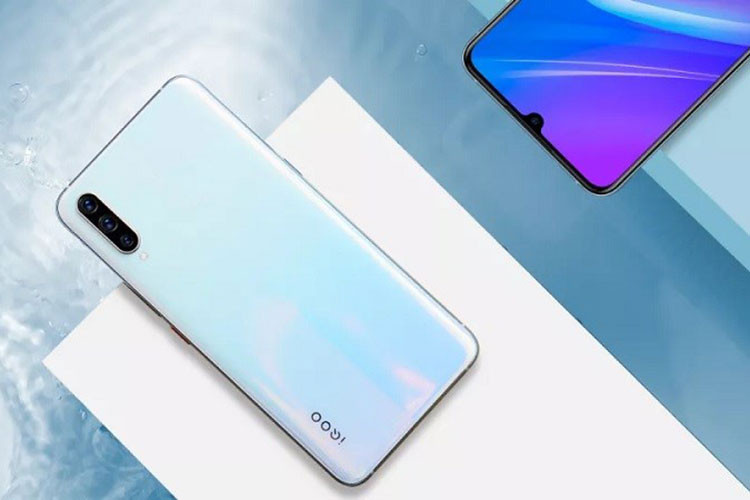 QOO Neo chạy trên hệ điều hành Android 9 Pie với giao diện FunTouch OS 9.0 quen thuộc của Vivo. Sản phẩm có hai lựa chọn màu sắc cho người dừng chọn lựa, bao gồm Đen Carbon và Tím Neon. Giá bán Vivo iQOO Neo từng biến thể gồm: 6GB RAM + 64GB bộ nhớ trong: 1798 NDT (khoảng 6.1 triệu đồng), 6GB RAM + 128GB bộ nhớ trong: 1998 NDT (khoảng 6.8 triệu đồng), 8GB RAM + 64GB bộ nhớ trong: 2098 NDT (khoảng 7.1 triệu đồng), 8GB RAM + 128GB bộ nhớ trong: 2298 NDT (khoảng 7.8 triệu đồng)