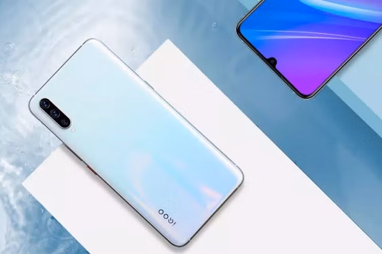 QOO Neo chạy trên hệ điều hành Android 9 Pie với giao diện FunTouch OS 9.0 quen thuộc của Vivo. Sản phẩm có hai lựa chọn màu sắc cho người dừng chọn lựa, bao gồm Đen Carbon và Tím Neon. Giá bán Vivo iQOO Neo từng biến thể gồm: 6GB RAM + 64GB bộ nhớ trong: 1798 NDT (khoảng 6.1 triệu đồng), 6GB RAM + 128GB bộ nhớ trong: 1998 NDT (khoảng 6.8 triệu đồng), 8GB RAM + 64GB bộ nhớ trong: 2098 NDT (khoảng 7.1 triệu đồng), 8GB RAM + 128GB bộ nhớ trong: 2298 NDT (khoảng 7.8 triệu đồng)