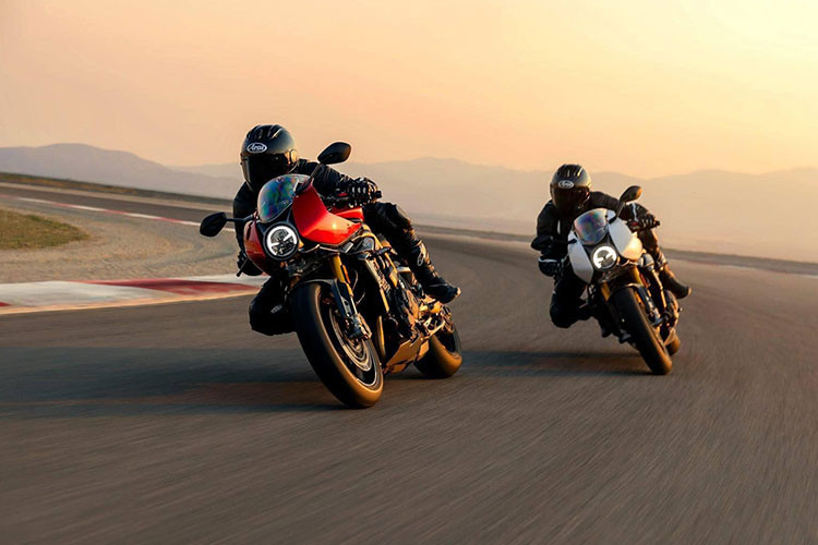 So với phiên bản 1200 RS, Triumph Speed Triple 1200 RR có cùng chiều cao yên 830 mm nhưng tay lái hẹp hơn, chỉ 758 mm giúp người lái có tư thế ngồi lái tốt nhất ở tốc độ cao. Trọng lượng khô của xe đạt 199 kg.