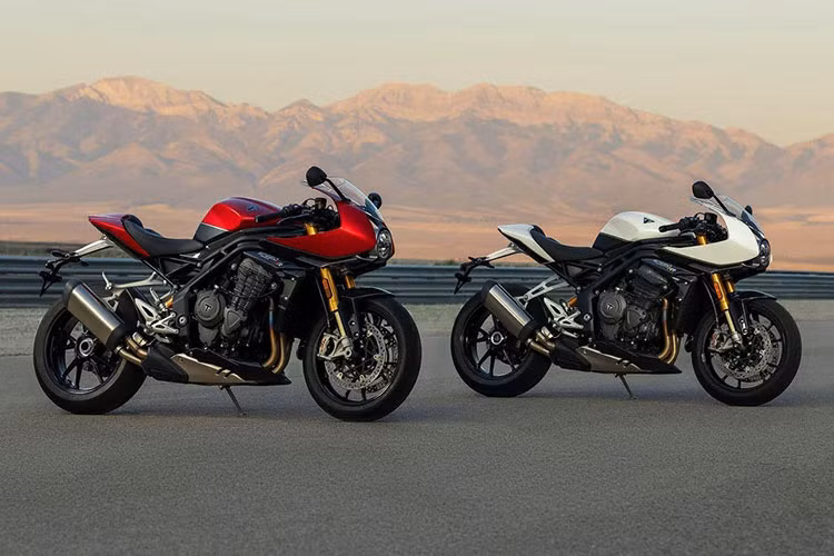 Giá xe Triumph Speed Triple 1200 RR tại Việt Nam niêm yết là 659,9 triệu đồng. Xe đang được bán ra với hai tùy chọn màu gồm Đỏ Xám và Trắng Xám. Xét về tầm giá, Triumph Speed Triple 1200 RR sẽ cạnh tranh với BMW S1000 R và Aprilia Tuono V4, lần lượt có giá bán 669 và 680 triệu đồng.