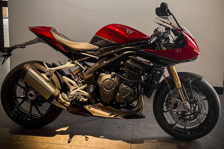 Như vậy, xe vẫn trang bị cỗ máy 3 xylanh, dung tích 1.160cc, làm mát bằng dung dịch, sản sinh công suất 176 mã lực tại tua máy 10.750 vòng/phút vàm mômen xoắn cực đại 125 Nm tại tua máy 9.000 vòng/phút. Ngoài sử dụng chung động cơ, chiếc Speed Triple 1200 RR còn thừa hưởng khung sườn, và bình xăng của bản RS, nhưng sự giống nhau chỉ dừng lại ở đó.