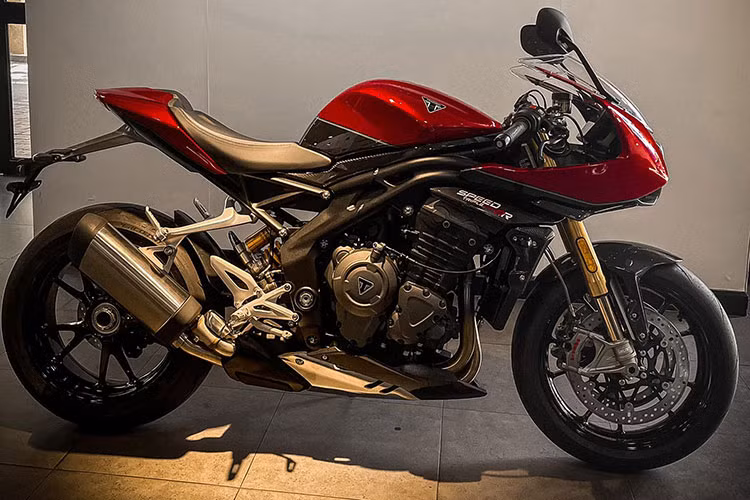 Như vậy, xe vẫn trang bị cỗ máy 3 xylanh, dung tích 1.160cc, làm mát bằng dung dịch, sản sinh công suất 176 mã lực tại tua máy 10.750 vòng/phút vàm mômen xoắn cực đại 125 Nm tại tua máy 9.000 vòng/phút. Ngoài sử dụng chung động cơ, chiếc Speed Triple 1200 RR còn thừa hưởng khung sườn, và bình xăng của bản RS, nhưng sự giống nhau chỉ dừng lại ở đó.