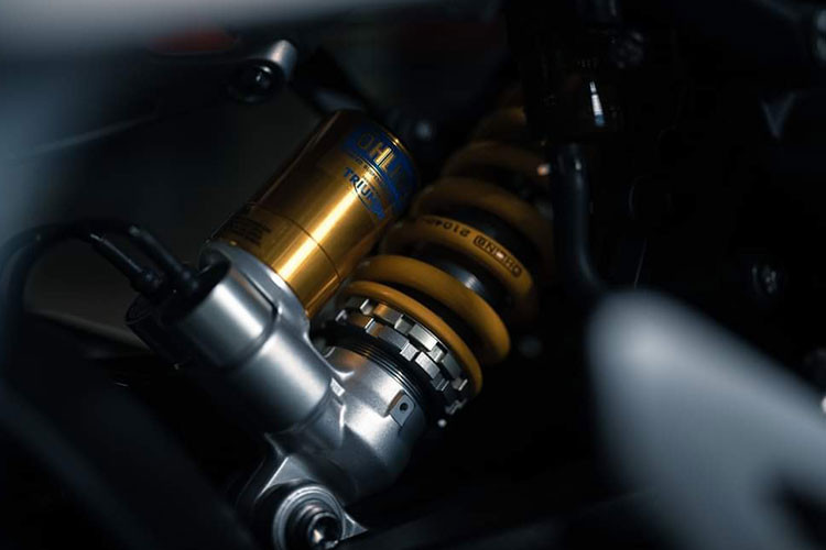 Nổi bật trên đầu xe là đầu đèn pha hình tròn với dải đèn LED định vị thiết kế độc quyền, bao quanh là dàn áo quây phong cách Cafe Racer đẹp mắt, tạo cho xe ngoại hình không thể nhầm lẫn. Ngoài ra, một số chi tiết ốp bên thân xe và chắn bùn xe được làm bằng sợi carbon cũng tạo điểm nhấn cao cấp cho toàn bộ xe.