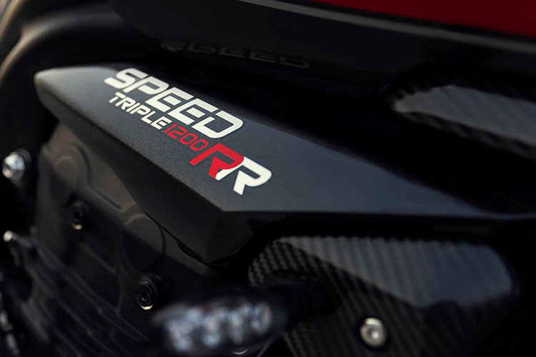 Trang bị đặc biệt tiếp theo trên Speed Triple 1200 RR là bảng đồng hồ màu TFT tích hợp kết nối Bluetooth, nơi đây hiển thị nhiều thông tin về vận hành như các chế độ lái, hệ thống hỗ trợ điện tử và các thông số khác.