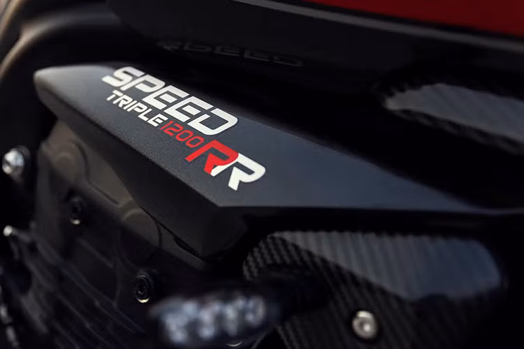 Trang bị đặc biệt tiếp theo trên Speed Triple 1200 RR là bảng đồng hồ màu TFT tích hợp kết nối Bluetooth, nơi đây hiển thị nhiều thông tin về vận hành như các chế độ lái, hệ thống hỗ trợ điện tử và các thông số khác.