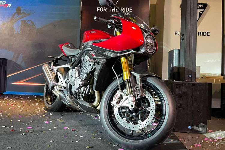 Vào tháng 9/2021, Hãng xe môtô Anh quốc bất ngờ ra mắt mẫu Triumph Speed Triple 1200 RR mới được phát triển dựa trên nền tảng mẫu naked-bike mạnh nhất, tuy nhiên xe được bổ sung thêm hệ thống treo điện tử và dàn áo đặc biệt mang phong cách Cafe Racer cổ điển.