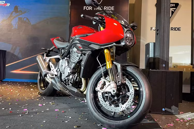 Vào tháng 9/2021, Hãng xe môtô Anh quốc bất ngờ ra mắt mẫu Triumph Speed Triple 1200 RR mới được phát triển dựa trên nền tảng mẫu naked-bike mạnh nhất, tuy nhiên xe được bổ sung thêm hệ thống treo điện tử và dàn áo đặc biệt mang phong cách Cafe Racer cổ điển.