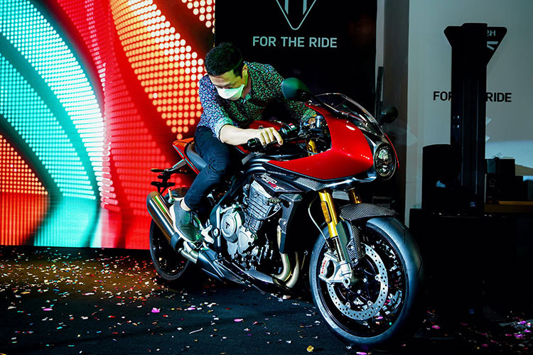 Mới đây, nhà phân phối chính hãng xe môtô Triumph tại Việt Nam đã đưa mẫu xe Speed Triple 1200 RR này về phân phối trong nước. Chiếc Triumph Speed Triple 1200 RR tại Việt Nam được phát triển từ "đàn anh" Speed Triple 1200RS với động cơ được giữ nguyên.