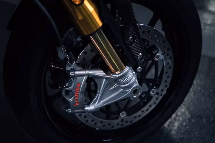 Với phong cách này, hiển nhiên Triumh Speed Triple 1200 RR cũng sẽ có tư thế lại riêng biệt với tay lái clip-on được bố trí thấp hơn 135mm và đổ vềp hía trước 50mm so với tay lái của Speed Triple 1200 RS.