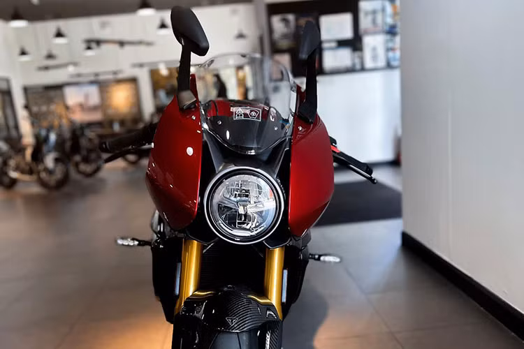 Điểm khác biệt đáng chú ý và đáng giá nhất của Triumph Speed Triple 1200 RR so với bản RS bắt đầu bằng hệ thống treo điện tử Ohlins Smart EC 2.0 cao cấp nhất hiện nay.