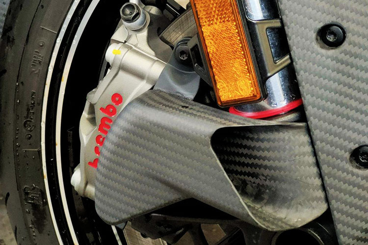 Một điểm khác biệt nổi bật nữa giữa KTM 1290 Super Duke Evo và KTM Brabus 1300 R chính là bộ mâm đúc Monoblock Z 9 chấu, kích thước 17 inch thường xuất hiện trên các bản độ Mercedes của Brabus. Đi kèm là bộ lốp thể thao Bridgestone S22 Battlax. Đáng chú ý, hệ thống phanh đĩa trước được lắp thêm khe hướng gió giúp tản nhiệt kẹp phanh.