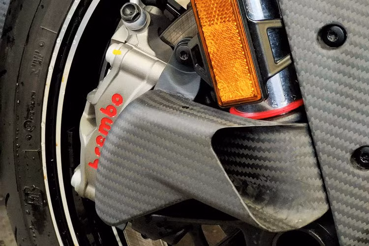 Một điểm khác biệt nổi bật nữa giữa KTM 1290 Super Duke Evo và KTM Brabus 1300 R chính là bộ mâm đúc Monoblock Z 9 chấu, kích thước 17 inch thường xuất hiện trên các bản độ Mercedes của Brabus. Đi kèm là bộ lốp thể thao Bridgestone S22 Battlax. Đáng chú ý, hệ thống phanh đĩa trước được lắp thêm khe hướng gió giúp tản nhiệt kẹp phanh.