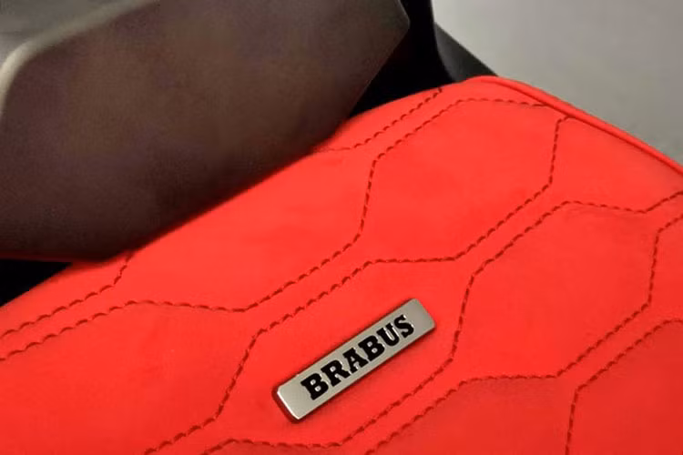 Phiên bản màu Significant Black được trang bị yên xe màu đỏ và tích hợp tính năng sưởi. Yên xe có chiều cao 845 mm. Gác chân đến từ thương hiệu Gilles, đây là thương hiệu khá phổ biến trong giới chơi môtô.