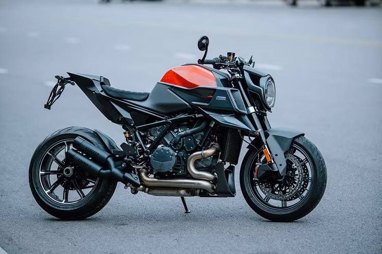 Lần đầu tiên trong lịch sử 40 năm tồn tại và phát triển, hãng độ xe sang Brabus của Đức đã hợp tác cùng thương hiệu KTM đến từ Áo để cho ra một mẫu xe phân khối lớn có số lượng giới hạn đúng 154 chiếc trên toàn thế giới, đó chính là KTM Brabus 1300 R đặc biệt.