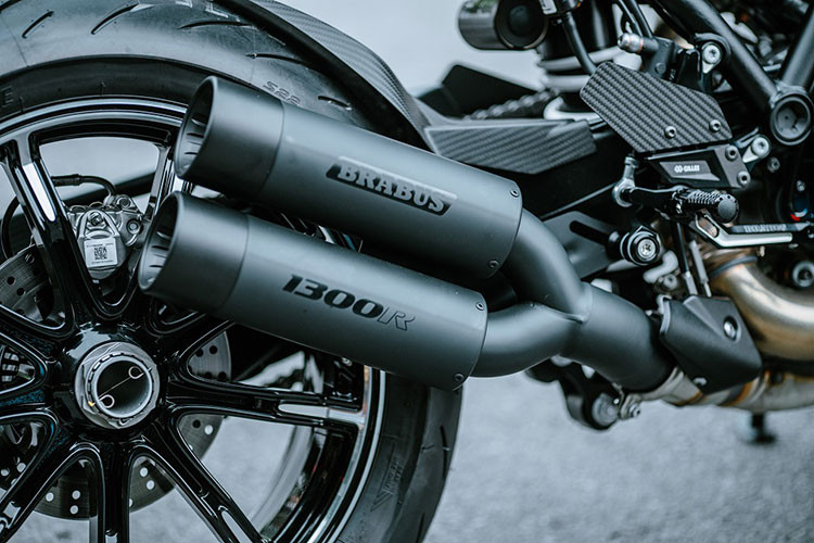 KTM Brabus 1300 R vẫn sử dụng loại động cơ V-Twin 1.301cc sản sinh công suất 180 mã lực tại vòng tua máy 9.500 vòng/phút, mô-men xoắn cực đại đạt 140 Nm tại 8.000 vòng/phút. KTM Brabus 1300 R cung cấp cho người dùng 5 chế độ lái phù hợp với nhiều điều kiện và nhu cầu đi đường khác nhau, bao gồm: Rain, Street, Sport, Track và Performance.