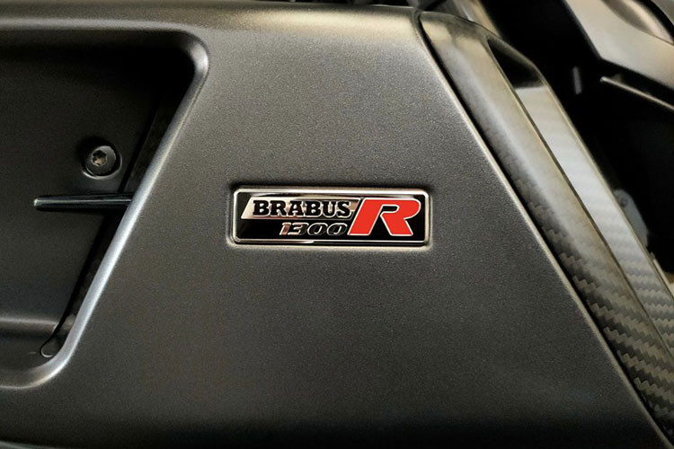 Trên phiên bản KTM Brabus 1300 R này, một số chi tiết còn được Brabus làm gia công CNC như kẹp ba, tay thắng, tay côn, bình chứa dung dịch làm mát, nắp bình dầu và gác chân có thể điều chỉnh 12 nấc.