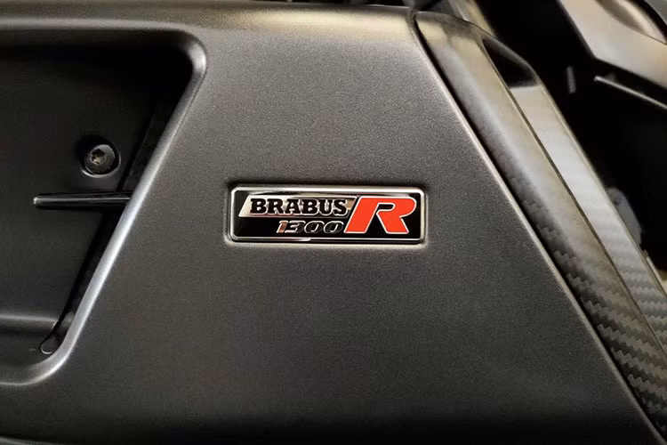 Trên phiên bản KTM Brabus 1300 R này, một số chi tiết còn được Brabus làm gia công CNC như kẹp ba, tay thắng, tay côn, bình chứa dung dịch làm mát, nắp bình dầu và gác chân có thể điều chỉnh 12 nấc.