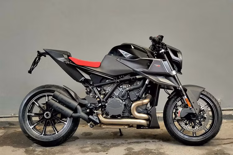 Xe được phát triển dựa trên nền tảng là mẫu mô tô phân khối lớn 1290 Super Duke R EVO. Sau khi qua tay Brabus, xe được bổ sung các chi tiết mạnh mẽ, cá tính và độc đáo hơn. KTM Brabus 1300 R có 2 phiên bản màu, mỗi màu được sản xuất với số lượng chỉ 77 chiếc, tượng trưng cho năm thành lập của thương hiệu Brabus từ 1977.