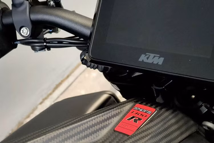 KTM Brabus 1300 R được trang bị màn hình tốc độ với tone màu chủ đạo là đỏ, ngoài ra còn có logo Brabus thay cho KTM xuất hiện mỗi khi khởi động xe. 