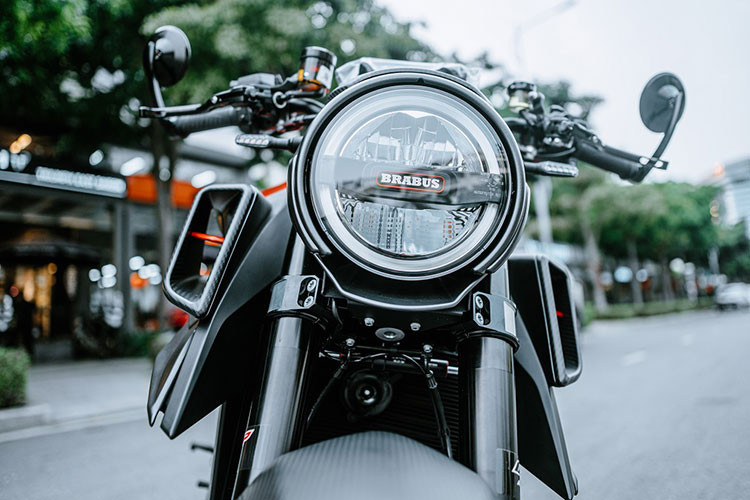 Mẫu siêu môtô KTM Brabus 1300 R được phát triển dựa trên chiếc KTM 1290 Super Duke R EVO. Tuy nhiên, hãng đã thay đổi khá nhiều chi tiết trên KTM Brabus 1300 R so với “người anh” đang bán trên thị trường.