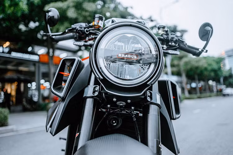 Mẫu siêu môtô KTM Brabus 1300 R được phát triển dựa trên chiếc KTM 1290 Super Duke R EVO. Tuy nhiên, hãng đã thay đổi khá nhiều chi tiết trên KTM Brabus 1300 R so với “người anh” đang bán trên thị trường.