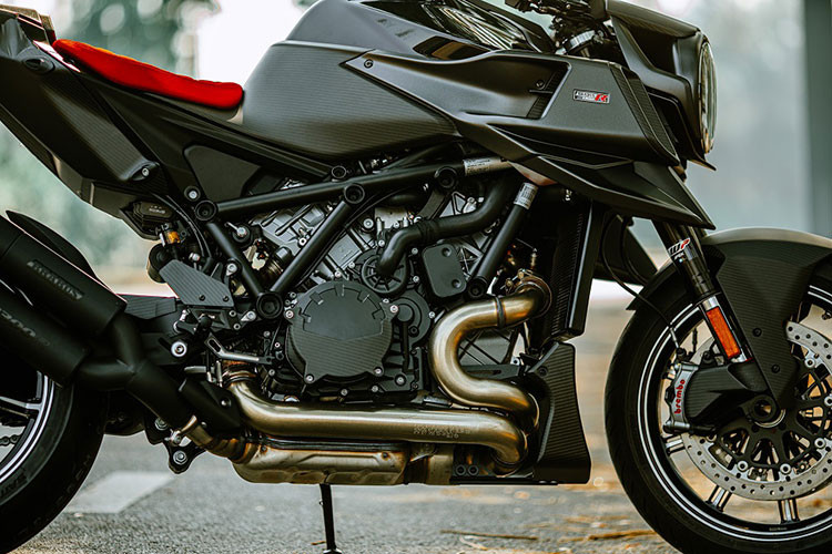 Để phù hợp với sức mạnh động cơ, KTM BRABUS 1300 R sử dụng hệ thống phuộc điện tử bán tự động WP APEX Semi-Active 48 mm thế hệ 2. Xe có 6 chế độ giảm chấn bao gồm: Comfort, Street, Sport, Track, Advanced và Auto, người lái có thể điều chỉnh ngay trên màn hình TFT.