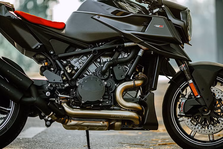 Để phù hợp với sức mạnh động cơ, KTM BRABUS 1300 R sử dụng hệ thống phuộc điện tử bán tự động WP APEX Semi-Active 48 mm thế hệ 2. Xe có 6 chế độ giảm chấn bao gồm: Comfort, Street, Sport, Track, Advanced và Auto, người lái có thể điều chỉnh ngay trên màn hình TFT.