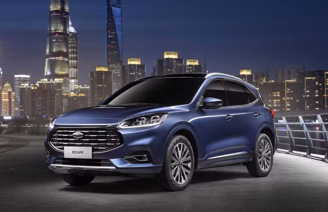 Quyết định này ảnh hưởng tới kiểu dáng thiết kế Bazinski áp dụng cho Escape mới. Nói với tờ Automobile Magazine, nhà thiết kế này tiết lộ ý tưởng Escape mới bắt nguồn từ xe môtô BMW. 