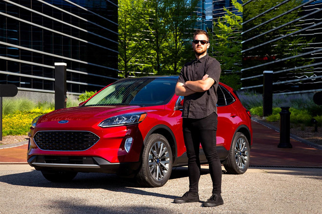 “Khi tôi mua những chiếc môtô này [BMW R100R 92 và BMW R100 80], chúng được ráp đầy đủ phụ kiện. Việc của tôi là tách từng bộ phận ra, chỉ để lại thứ cần thiết. Và đó chính là khởi nguồn cho thiết kế Escape mới. Kiểu dáng mang tính thuần túy, vẻ bề ngoài phổ thông, và đó là kết nối giữa hai phương tiện này”, Andrew Bazinski chia sẻ. 