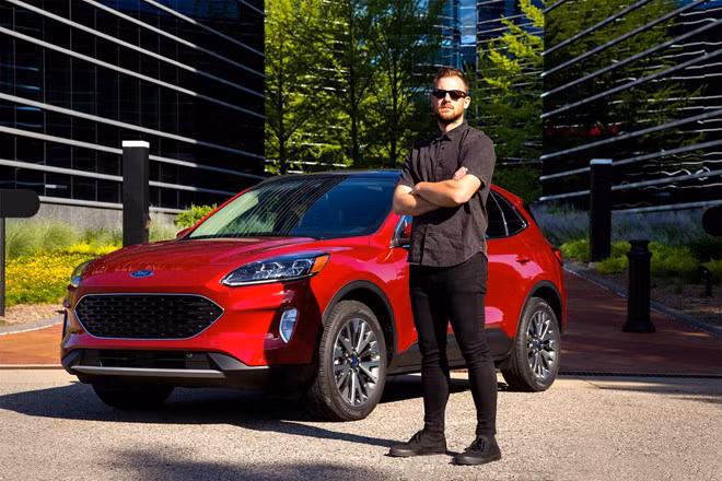 “Khi tôi mua những chiếc môtô này [BMW R100R 92 và BMW R100 80], chúng được ráp đầy đủ phụ kiện. Việc của tôi là tách từng bộ phận ra, chỉ để lại thứ cần thiết. Và đó chính là khởi nguồn cho thiết kế Escape mới. Kiểu dáng mang tính thuần túy, vẻ bề ngoài phổ thông, và đó là kết nối giữa hai phương tiện này”, Andrew Bazinski chia sẻ. 