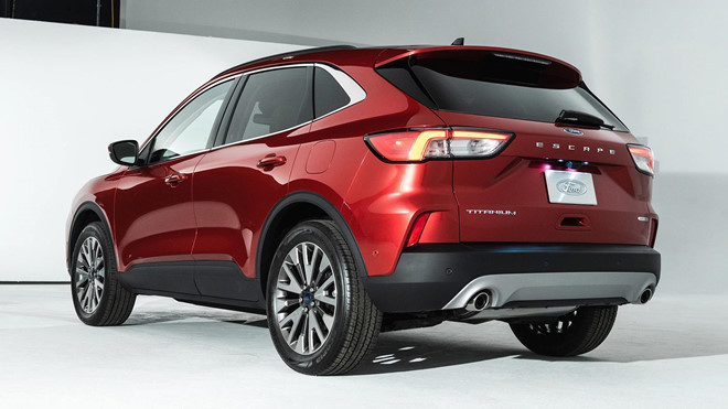 “Nếu bạn nhìn vào thân xe, các đường vuốt mềm mại được chăm chút tỉ mỉ. Từ cột A trở về sau, chúng tôi tạo hình giống chai Coca-Cola, lấy cảm hứng từ Porsche 911. Nhờ đó Escape mới có kiểu dáng lôi cuốn hơn”, Andrew Bazinski giải thích.