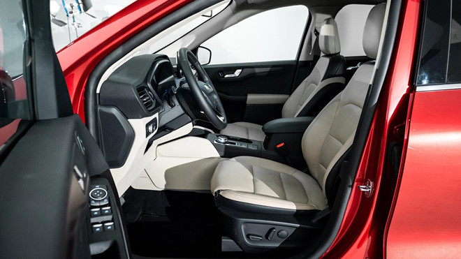 “Tôi muốn đi theo hai hướng khác nhau, để làm sao Escape trông thể thao hơn, giống ôtô hơn, đồng thời chúng tôi có phiên bản off-road hầm hố hơn là Baby Bronco”, cha đẻ của Ford Escape mới tiết lộ.