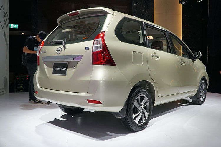 Trang bị an toàn trên xe bao gồm: dây đai an toàn 3 điểm cho tất cả các ghế, cửa sổ điện chống kẹt cho ghế lái, hệ thống chống bó cứng phanh ABS và 2 túi khí. Mức giá xe Toyota Avanza 2018 tại thị trường Việt Nam được giới thiệu chính hãng với hai phiên bản 1.3 MT là 537 triệu đồng và 1.5 AT là 593 triệu đồng.