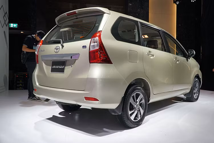 Trang bị an toàn trên xe bao gồm: dây đai an toàn 3 điểm cho tất cả các ghế, cửa sổ điện chống kẹt cho ghế lái, hệ thống chống bó cứng phanh ABS và 2 túi khí. Mức giá xe Toyota Avanza 2018 tại thị trường Việt Nam được giới thiệu chính hãng với hai phiên bản 1.3 MT là 537 triệu đồng và 1.5 AT là 593 triệu đồng.