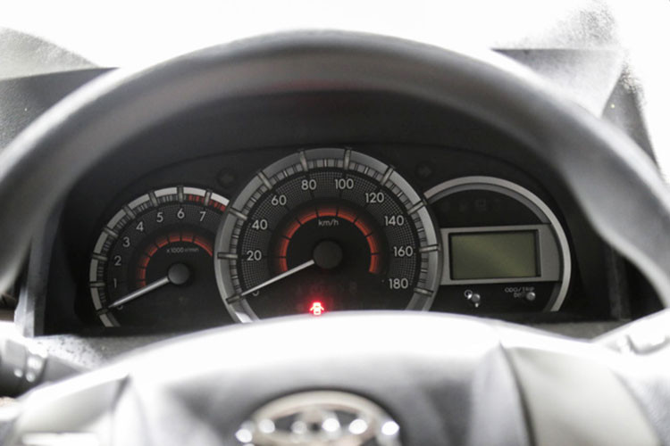 Trang bị hiện đại hiếm hoi được thấy trên Toyota Avanza là màn hình cảm ứng 7 inch của Pioneer, bản MT thấp hơn chỉ có đầu CD. Kết nối có Bluetooth, USB, AUX và hệ thống âm thanh 4 loa. Khách hàng cũng có thể nâng cấp chiếc xe tiện nghi hơn bằng việc trang bị thêm hệ thống thông tin giải trí có camera lùi, đầu DVD, định vị GPS...