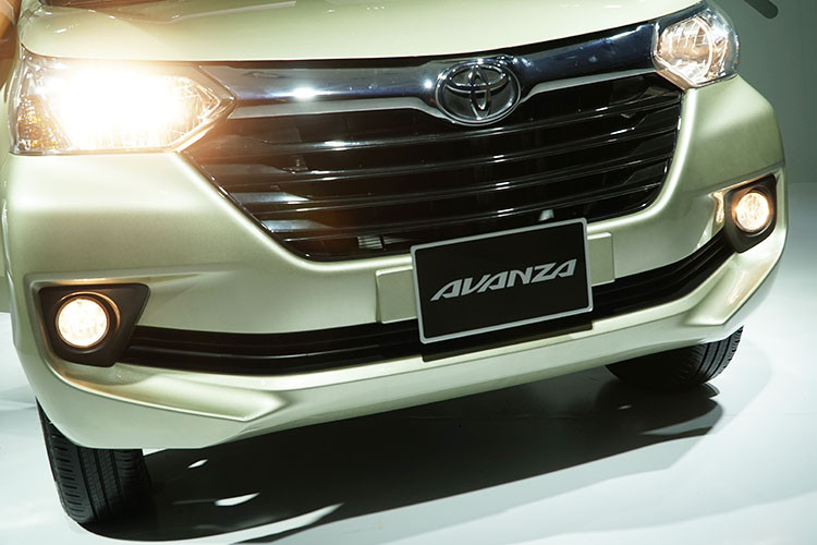 Thiết kế của xe khá đơn giản và phần nào gợi lại thiết kế của Innova thế hệ đầu, tuy nhiên nhỏ hơn nhiều. Phần đầu xe trang bị lưới tản nhiệt đa giác màu đen cỡ lớn, đèn pha halogen được nối liền bằng thanh nẹp chrome to bảng, cản trước được mở rộng về hai bên ôm lấy hốc đèn sương mù.