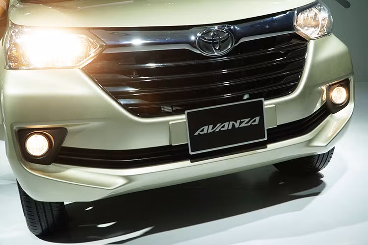 Thiết kế của xe khá đơn giản và phần nào gợi lại thiết kế của Innova thế hệ đầu, tuy nhiên nhỏ hơn nhiều. Phần đầu xe trang bị lưới tản nhiệt đa giác màu đen cỡ lớn, đèn pha halogen được nối liền bằng thanh nẹp chrome to bảng, cản trước được mở rộng về hai bên ôm lấy hốc đèn sương mù.