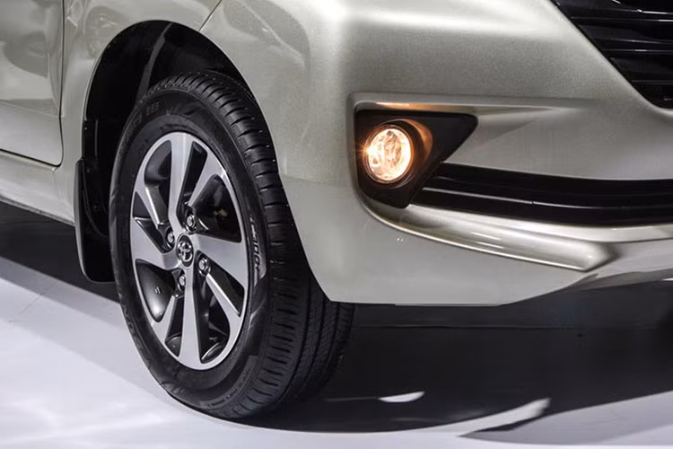 Thân xe được chạm khắc với các đường cắt bắt đầu từ bộ phận chống trước chạy liền mạch về phía sau giúp cho Toyota Avanza mới mềm mại hơn. Mâm xe hợp kim dạng đa chấu với kích thước 15 inch cho bản AT và 14 inch với bản MT, kết hợp lốp 185/65R15 hoặc 185/70R14.